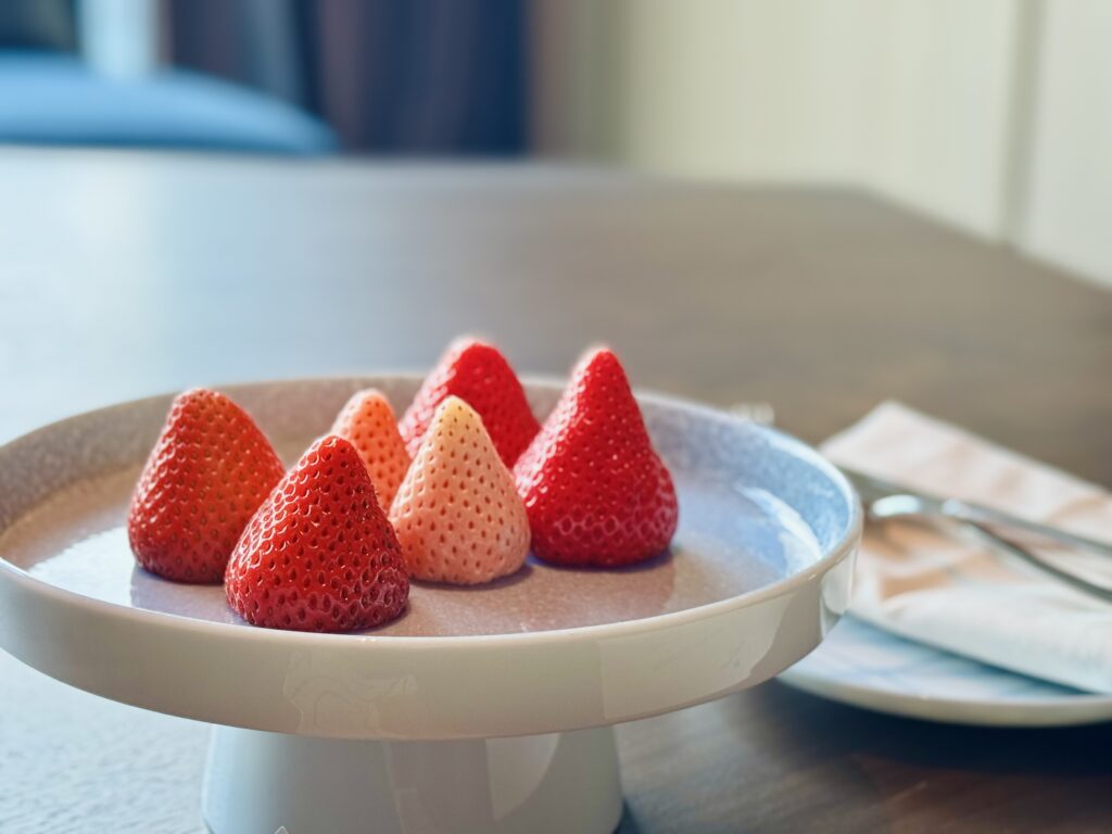 ウォルドーフアストリア大阪 コーナースイート ウェルカムフルーツのいちご