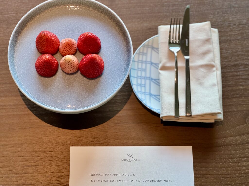 ウォルドーフアストリア大阪 コーナースイート ウェルカムフルーツとレター