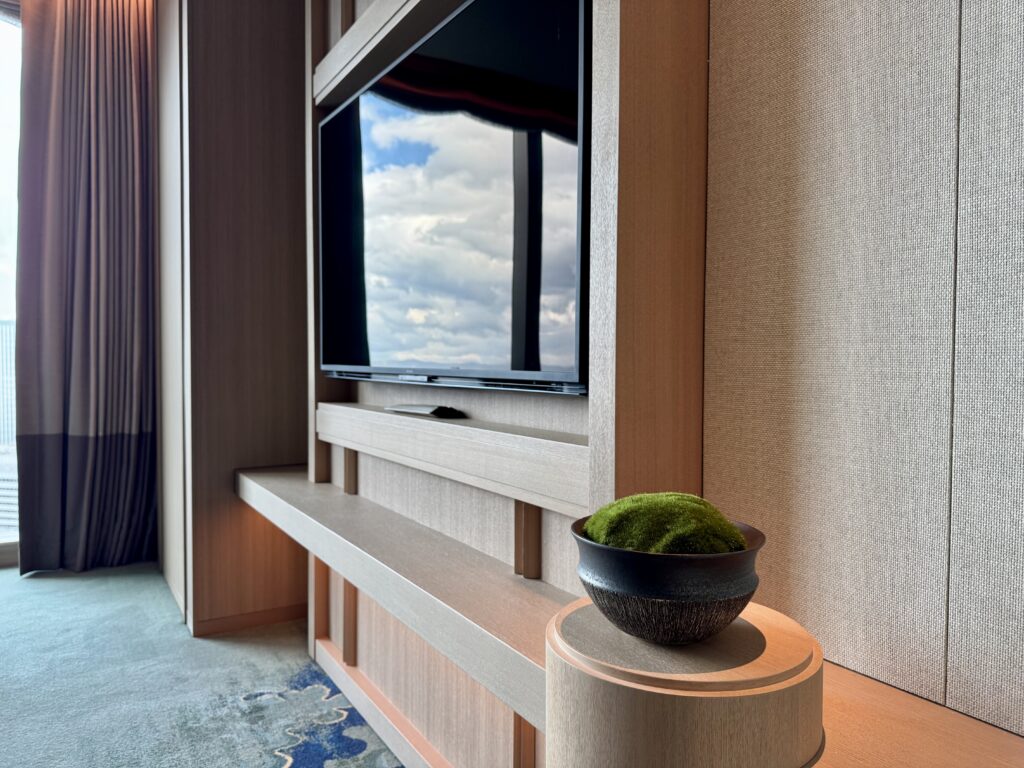 ウォルドーフアストリア大阪 コーナースイート テレビと盆栽