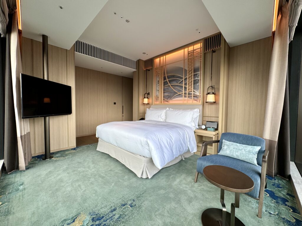 ウォルドーフアストリア大阪 コーナースイート 窓側からのベッドルーム