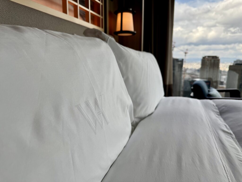 ウォルドーフアストリア大阪 枕にホテルロゴ