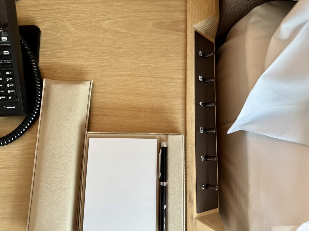 ウォルドーフアストリア大阪 ベッドサイド スイッチ類