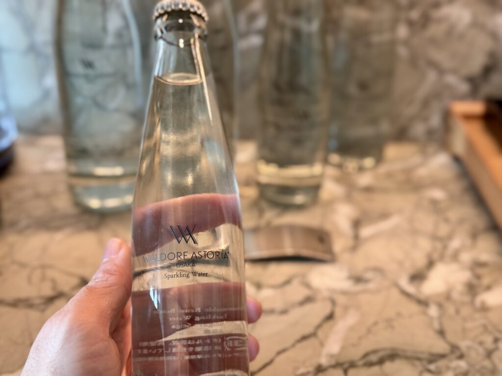 ウォルドーフアストリア大阪 客室の無料スパークリングウォーター