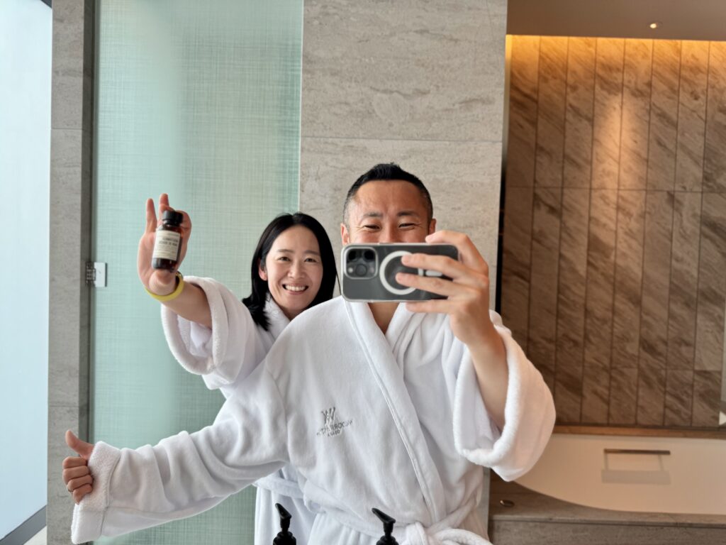 ウォルドーフアストリア大阪 客室で記念撮影