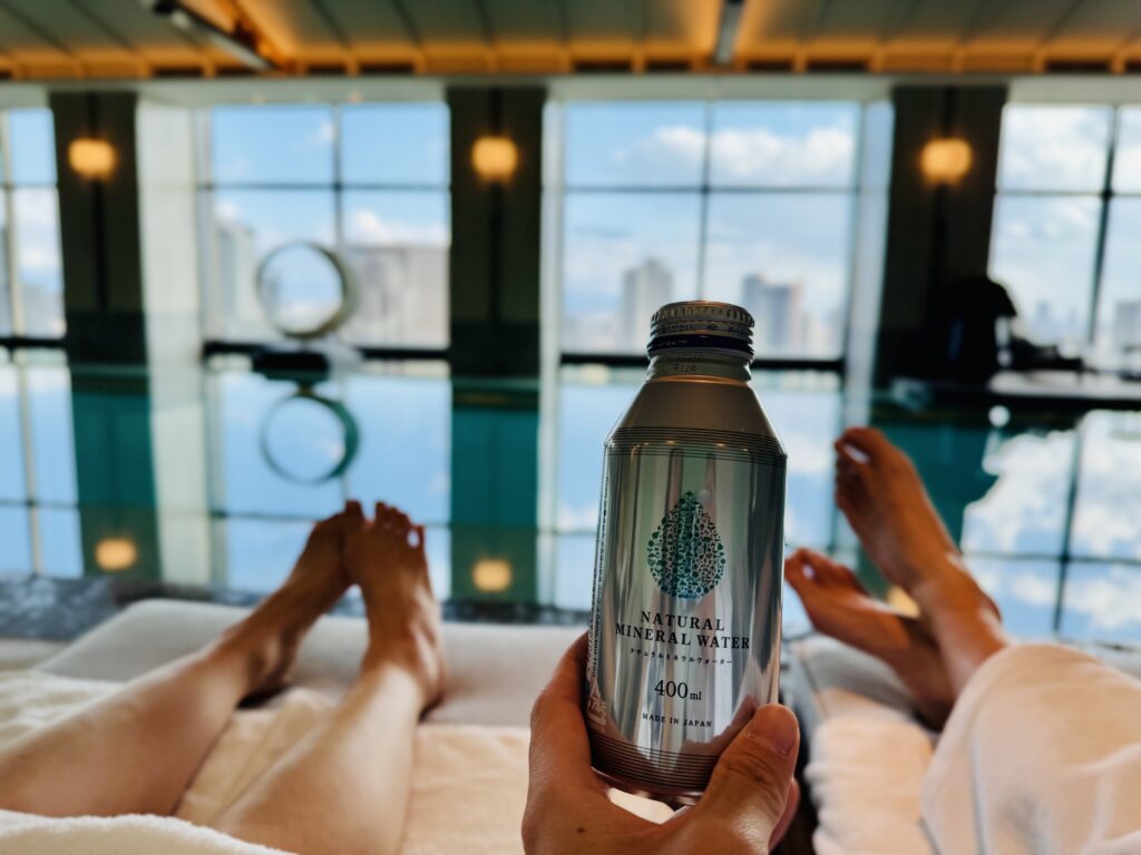 ウォルドーフアストリア大阪 プールで休憩