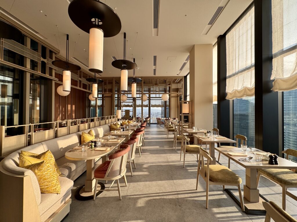 ウォルドーフアストリア大阪 朝食会場の雰囲気