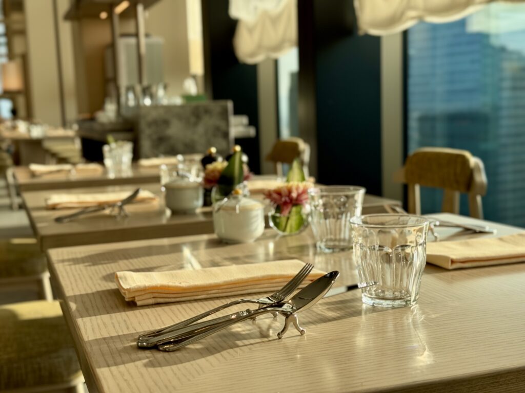 ウォルドーフアストリア大阪 朝食会場の雰囲気