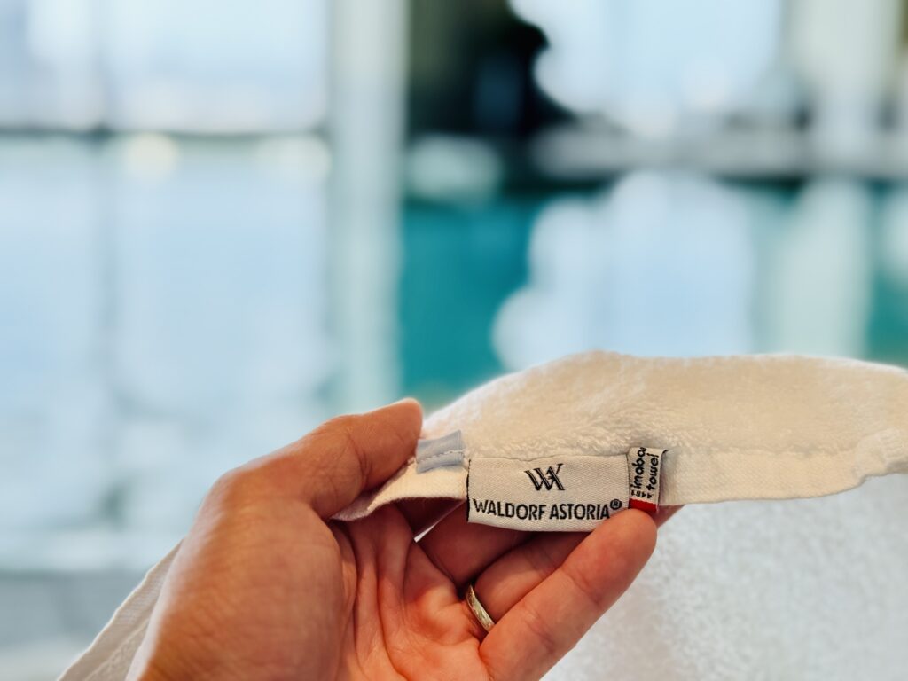 ウォルドーフアストリア大阪 プールのタオルは今治タオル