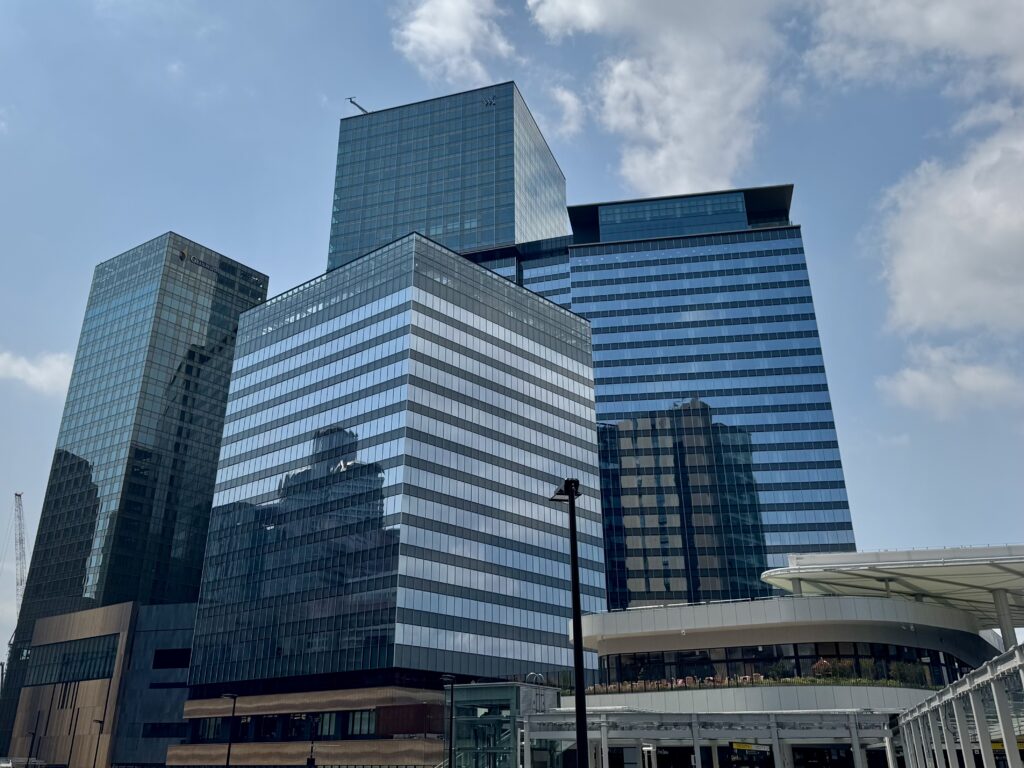 ウォルドーフアストリア大阪の入るグラングリーン大阪南館 外観