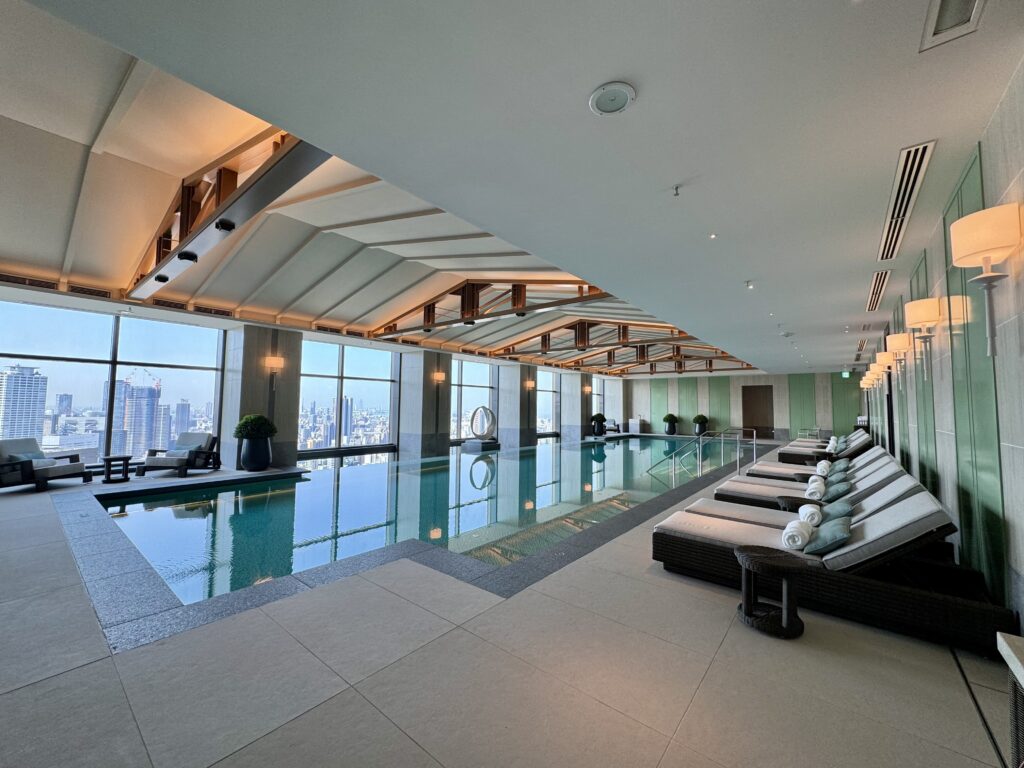 ウォルドーフアストリア大阪 プール デッキチェア