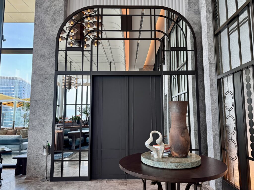 ウォルドーフアストリア大阪 ピーコックアレー テラス席へと続く扉