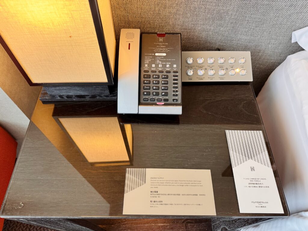 ハンブルハウス台北 キュリオコレクションbyヒルトン デラックスルーム(高層階) ベッドまわり