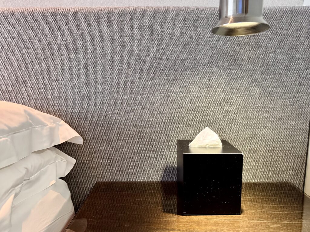 ハンブルハウス台北 キュリオコレクションbyヒルトン デラックスルーム(高層階) ベッドまわり