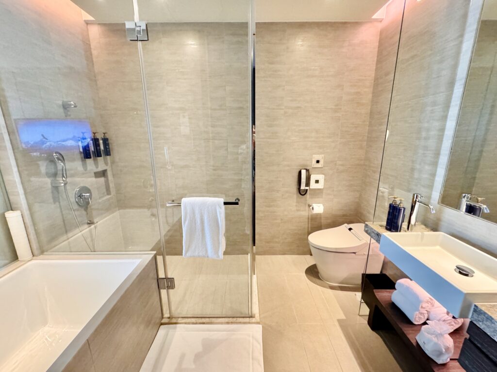 ハンブルハウス台北 キュリオコレクションbyヒルトン デラックスルーム(高層階) 水まわり