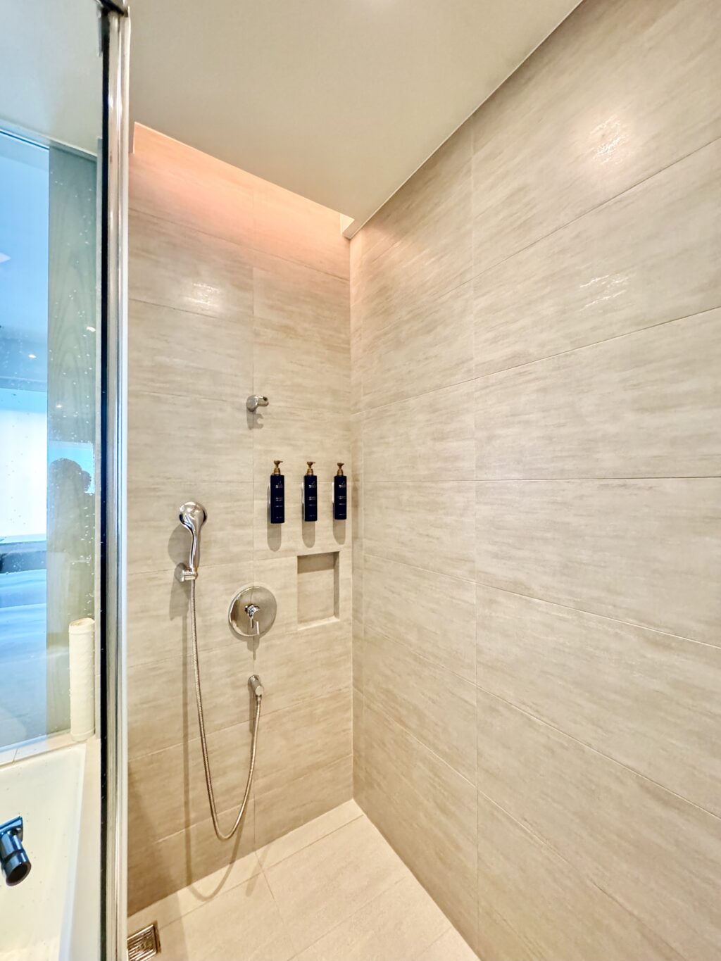 ハンブルハウス台北 キュリオコレクションbyヒルトン デラックスルーム(高層階) シャワールーム