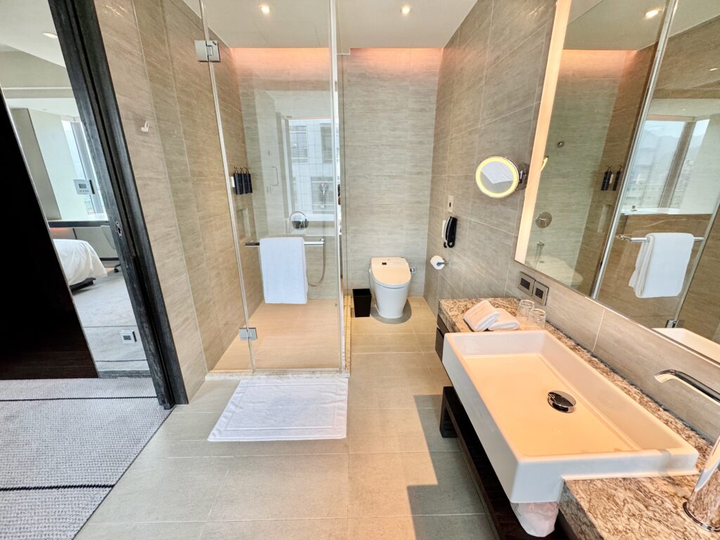 ハンブルハウス台北 キュリオコレクションbyヒルトン シャワールームとトイレ