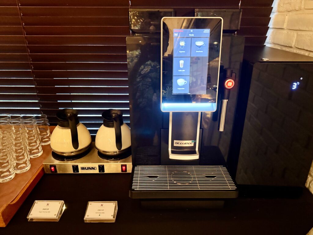 ハンブルハウス台北 キュリオコレクションbyヒルトン 朝食 カフェマシン