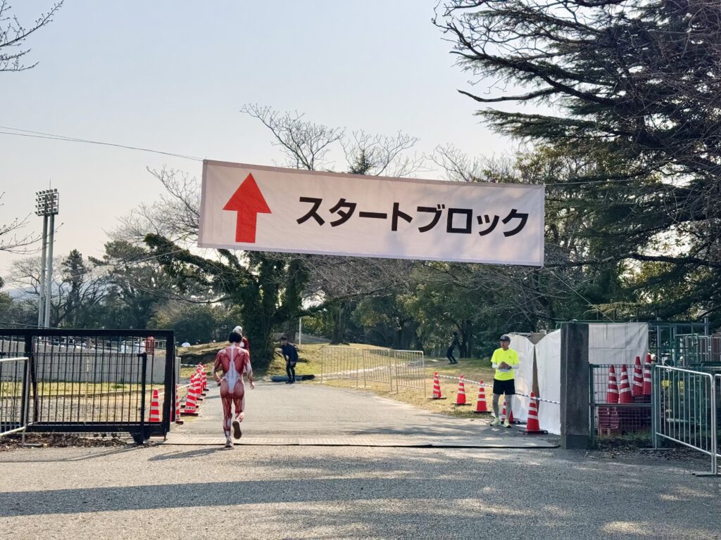 豊橋ハーフマラソン いよいよスタート会場となる豊橋市陸上競技場へ