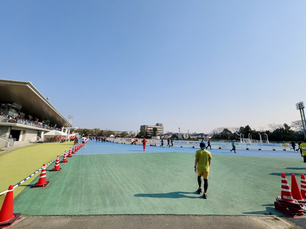 豊橋ハーフマラソン いよいよスタート会場となる豊橋市陸上競技場へ