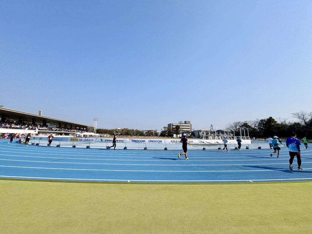 豊橋ハーフマラソン スタート会場でアップ中の方々
