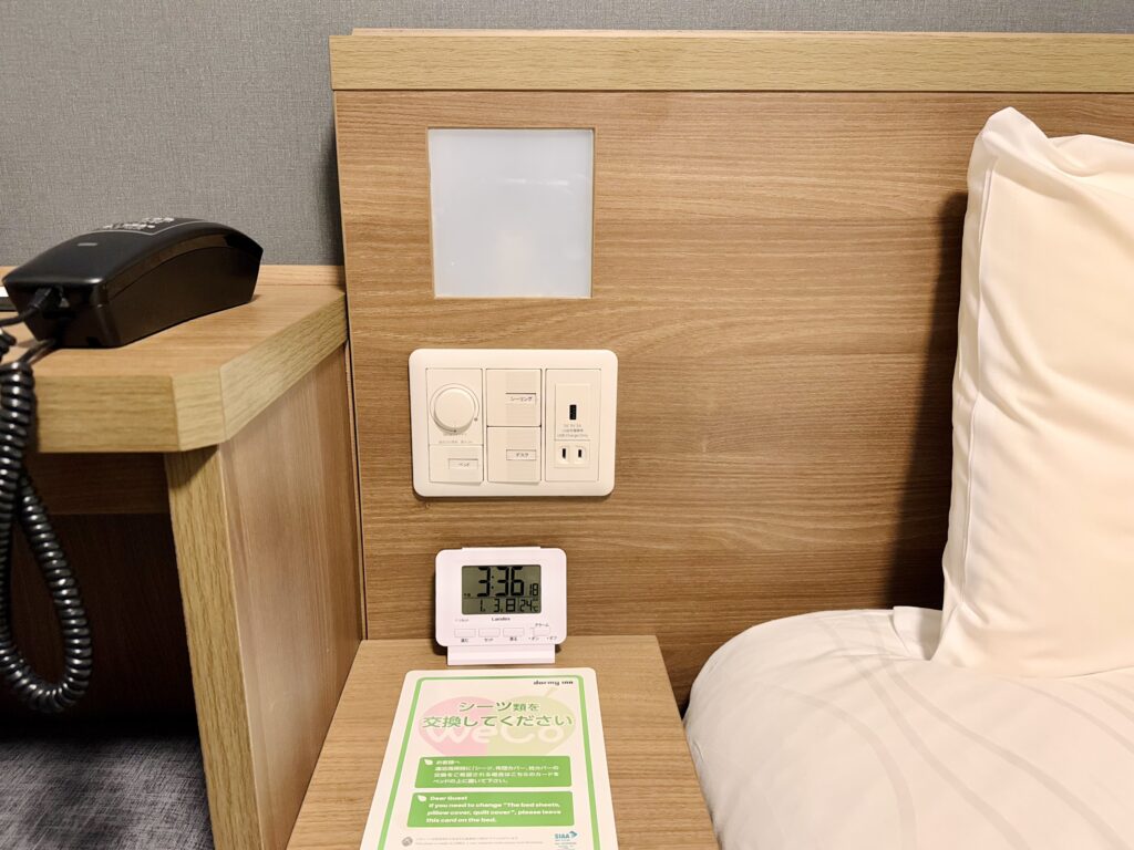 ドーミーインEXPRESS豊橋 客室 ベッドまわり