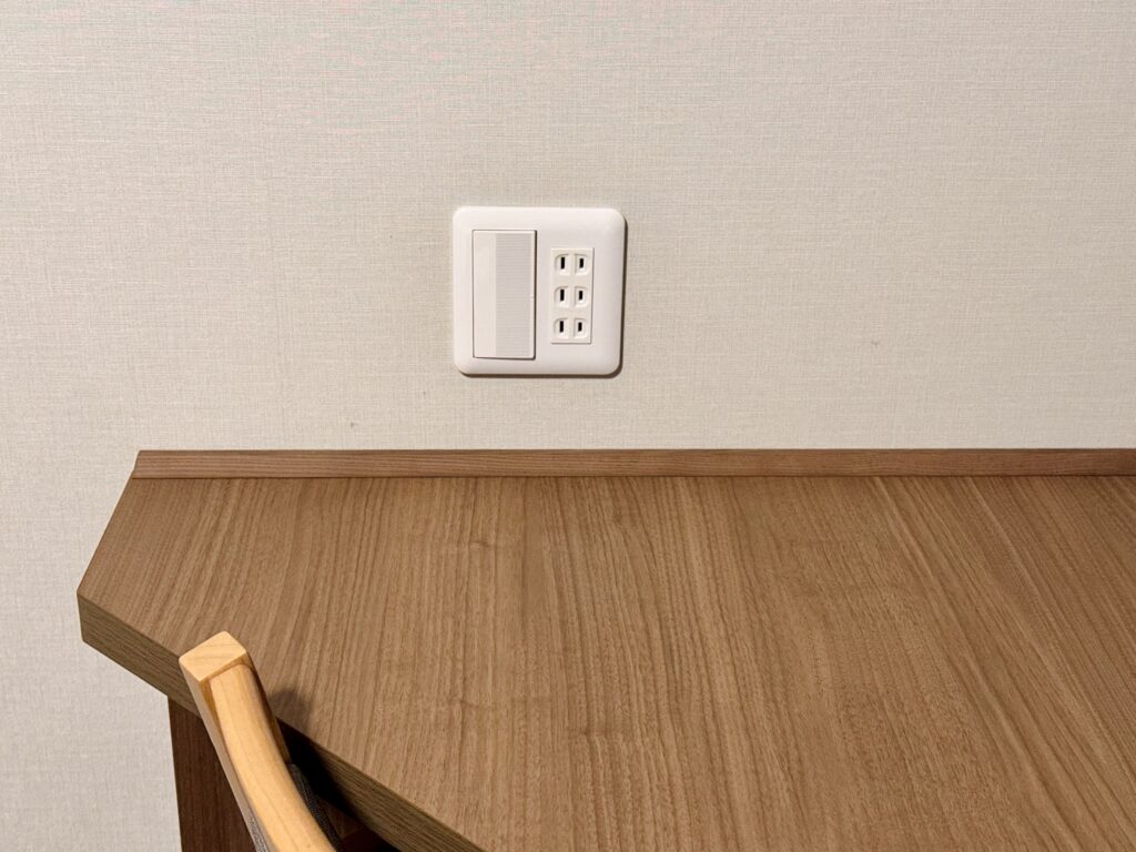 ドーミーインEXPRESS豊橋 客室 デスクまわり