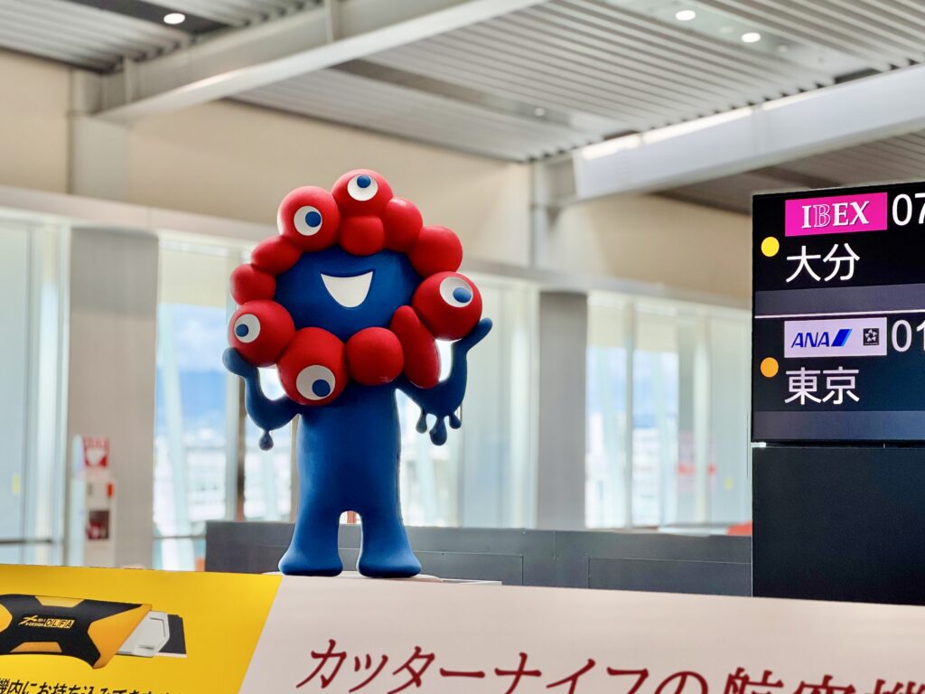 伊丹空港の荷物受け取りにて 大阪万博ミャクミャクさまがお出迎え
