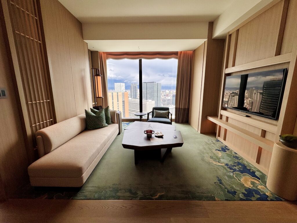 ウォルドーフアストリア大阪 客室 コーナースイートルーム リビング