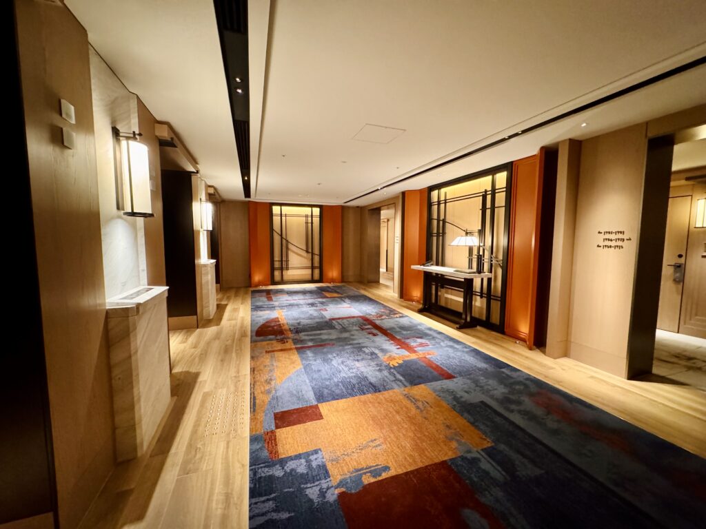 ウォルドーフアストリア大阪 客室フロアのエレベーターホール