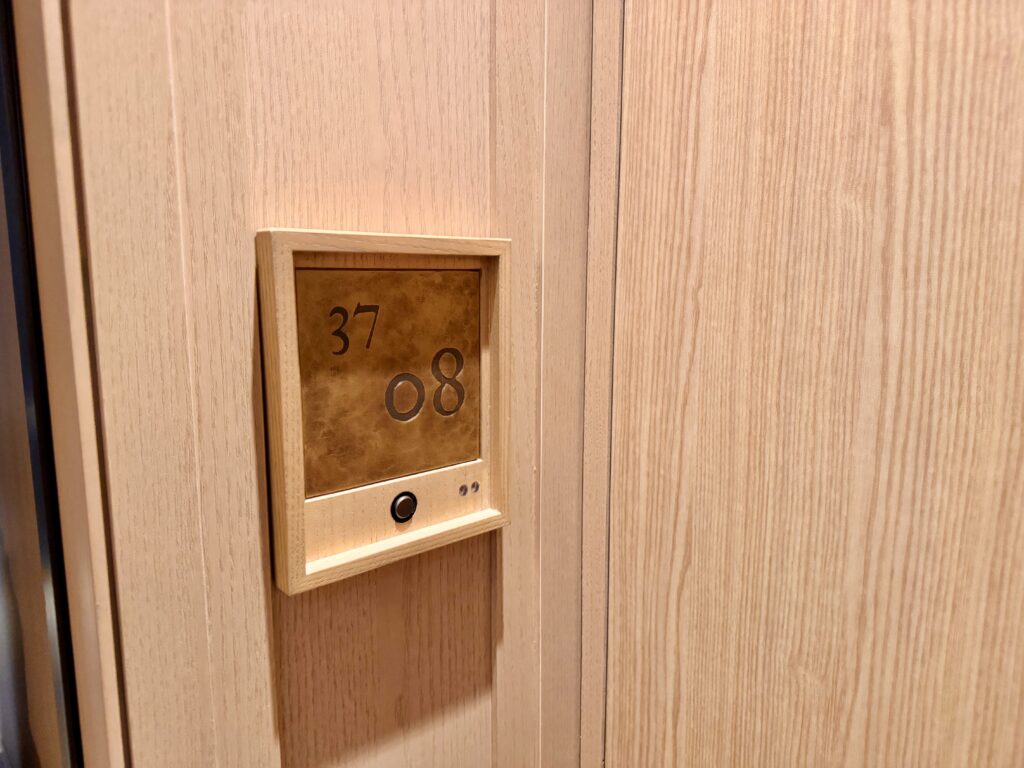 ウォルドーフアストリア大阪 客室入口