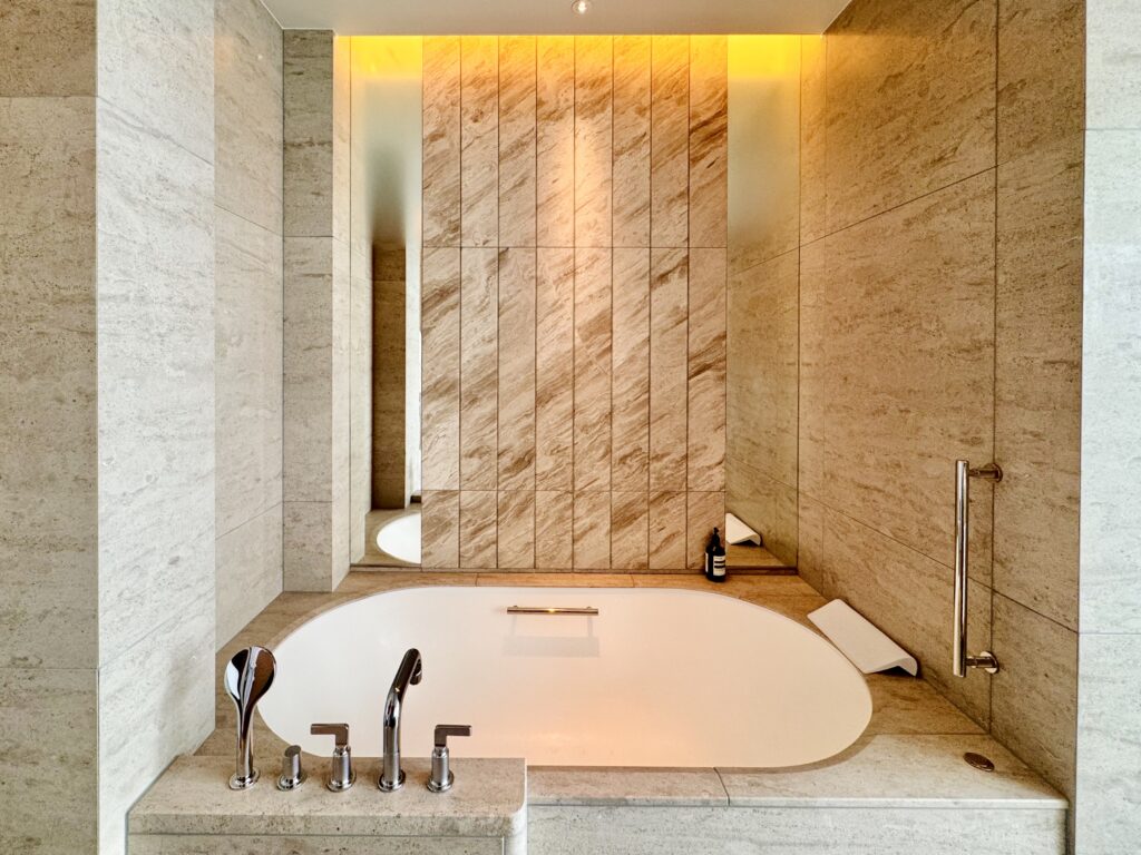 ウォルドーフアストリア大阪 客室 キングコーナースイート バスタブ