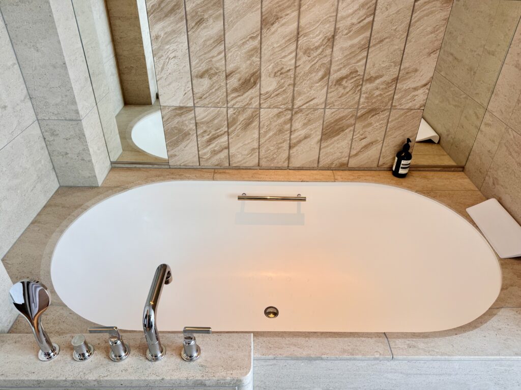 ウォルドーフアストリア大阪 客室 キングコーナースイート バスタブ