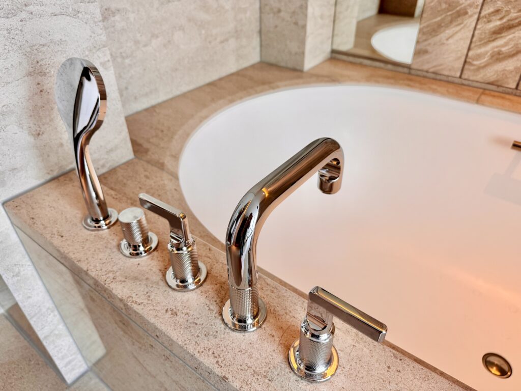 ウォルドーフアストリア大阪 客室 キングコーナースイート バスタブ