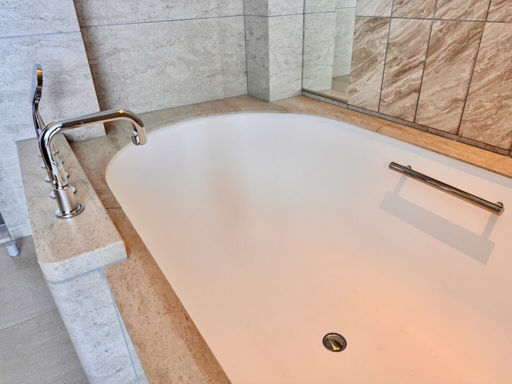 ウォルドーフアストリア大阪 客室 キングコーナースイート バスタブ