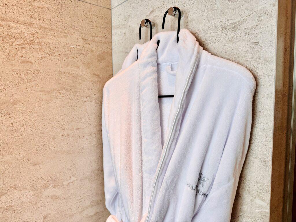ウォルドーフアストリア大阪 客室 バスローブ