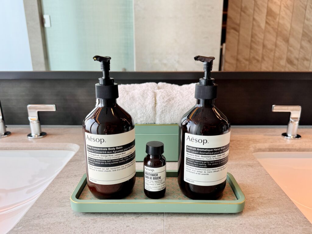 ウォルドーフアストリア大阪 客室 キングコーナースイート 洗面台