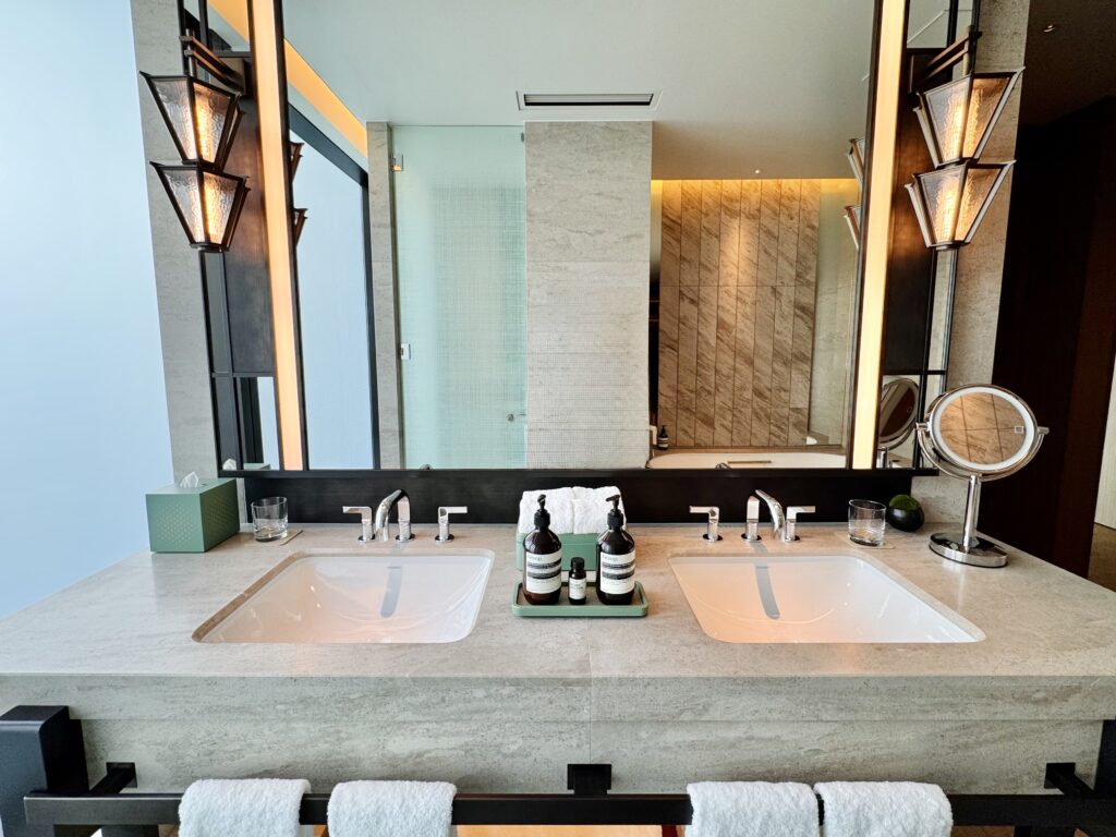 ウォルドーフアストリア大阪 客室 キングコーナースイート 洗面台