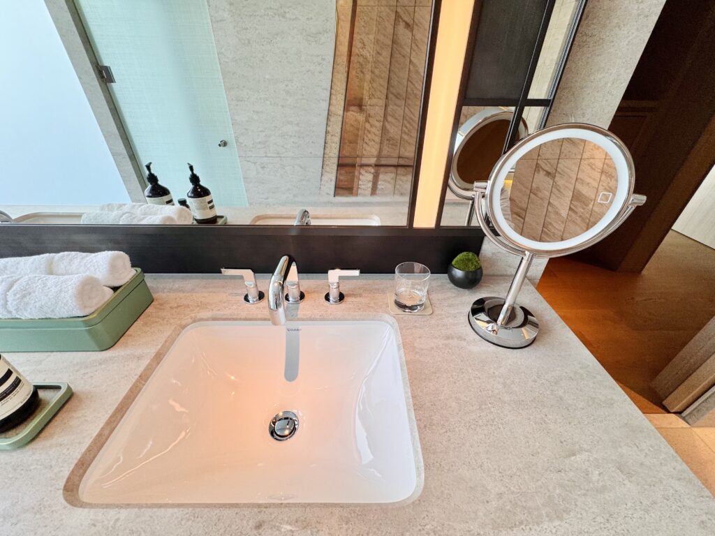 ウォルドーフアストリア大阪 客室 キングコーナースイート 洗面台