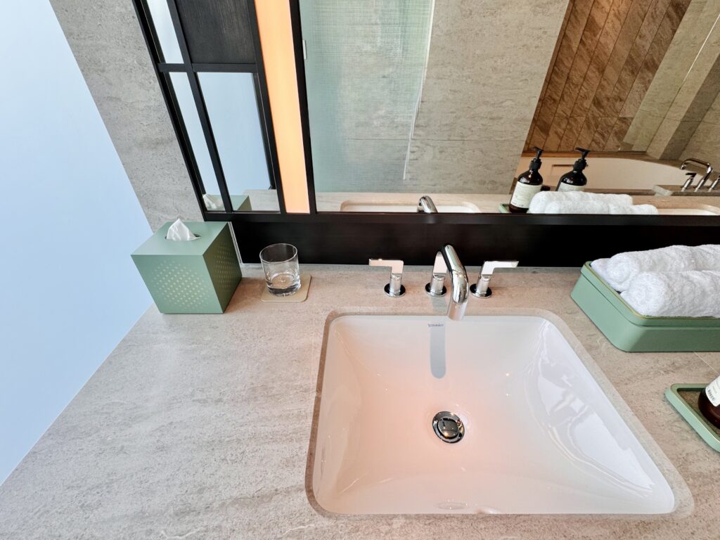 ウォルドーフアストリア大阪 客室 キングコーナースイート 洗面台