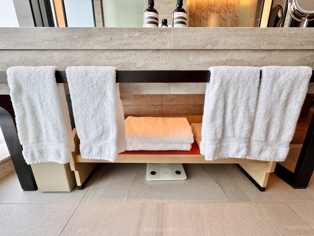 ウォルドーフアストリア大阪 客室 キングコーナースイート 洗面台