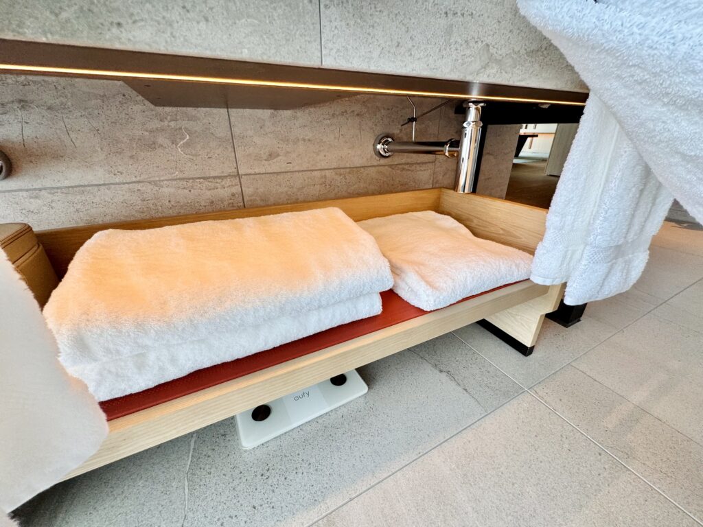 ウォルドーフアストリア大阪 客室 キングコーナースイート 洗面台