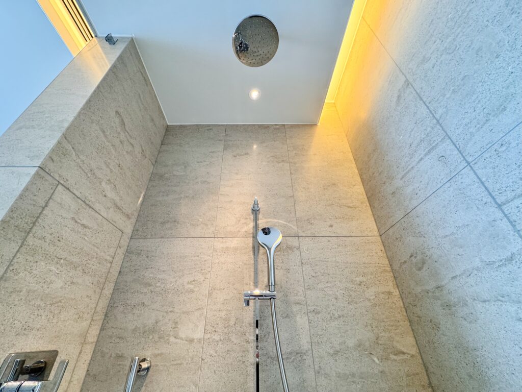 ウォルドーフアストリア大阪 客室 キングコーナースイート シャワールーム