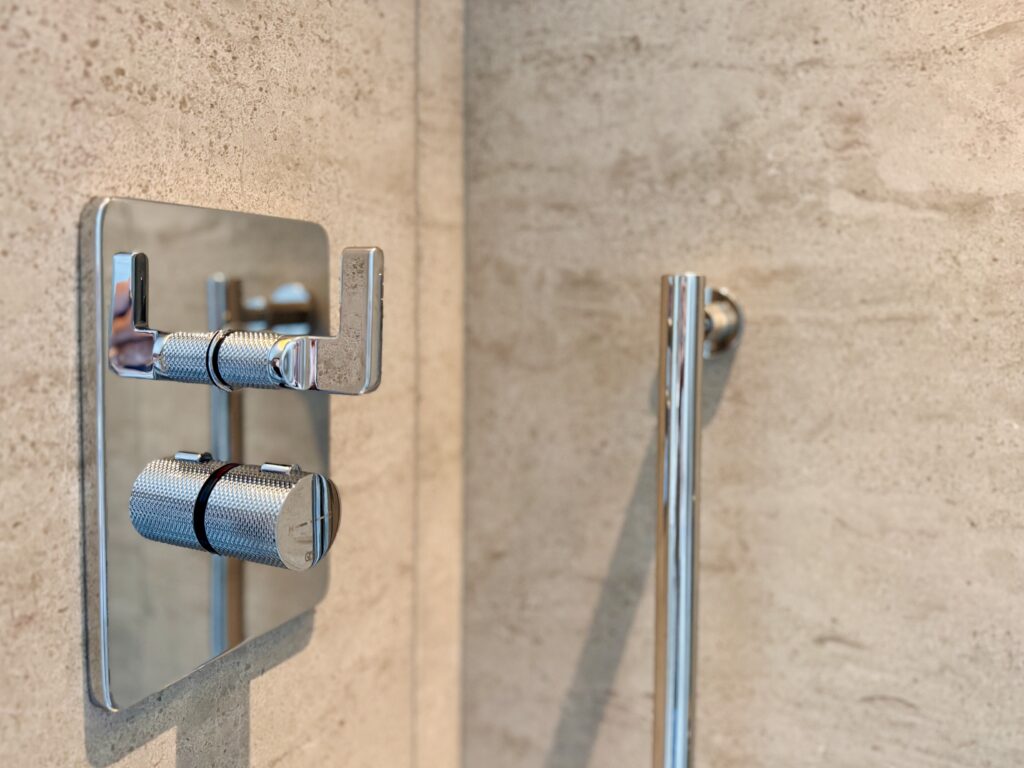 ウォルドーフアストリア大阪 客室 キングコーナースイート シャワールーム