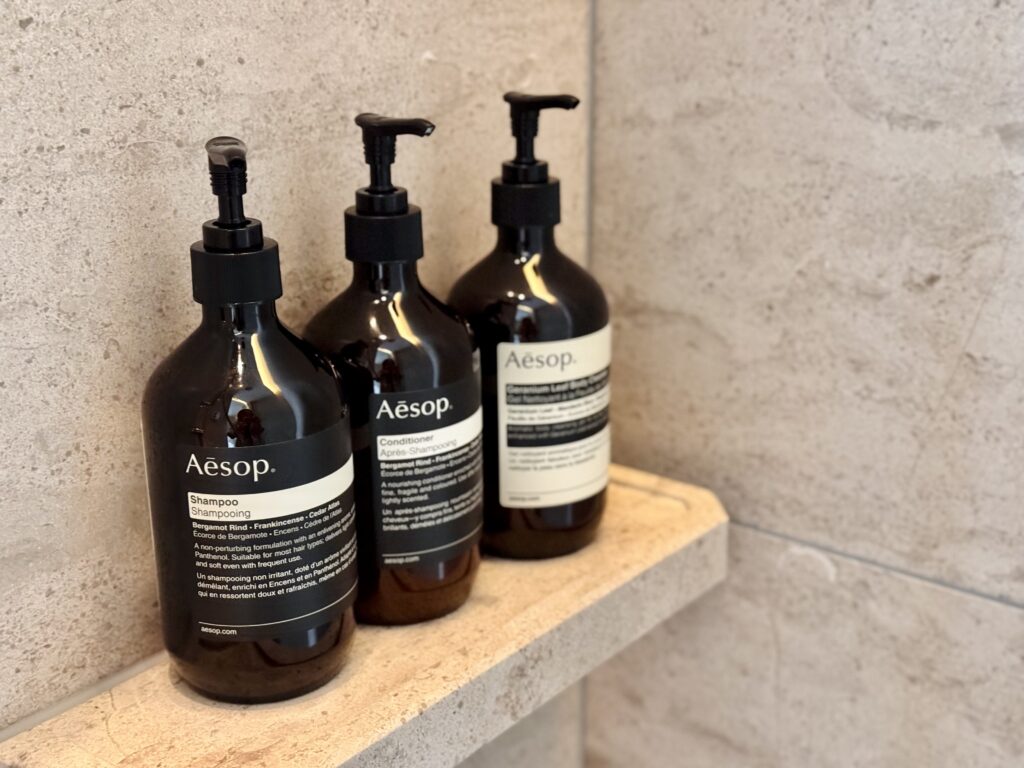 ウォルドーフアストリア大阪 客室 キングコーナースイート シャワールーム