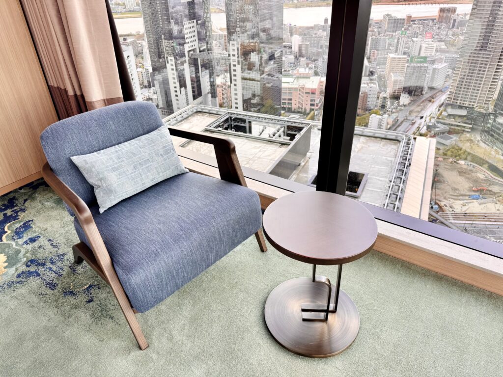 ウォルドーフアストリア大阪 客室 コーナースイート チェアセット