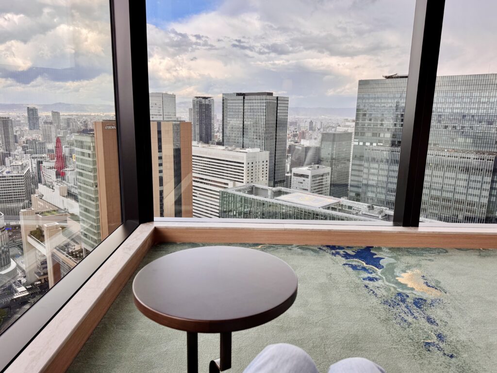 ウォルドーフアストリア大阪 客室 キングコーナースイート ベッドルーム ソファとチェア