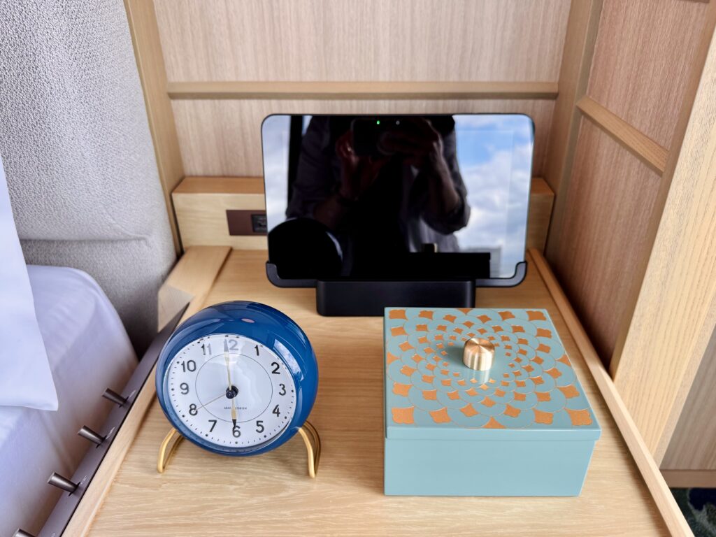 ウォルドーフアストリア大阪 客室 コーナースイート ベッドまわり