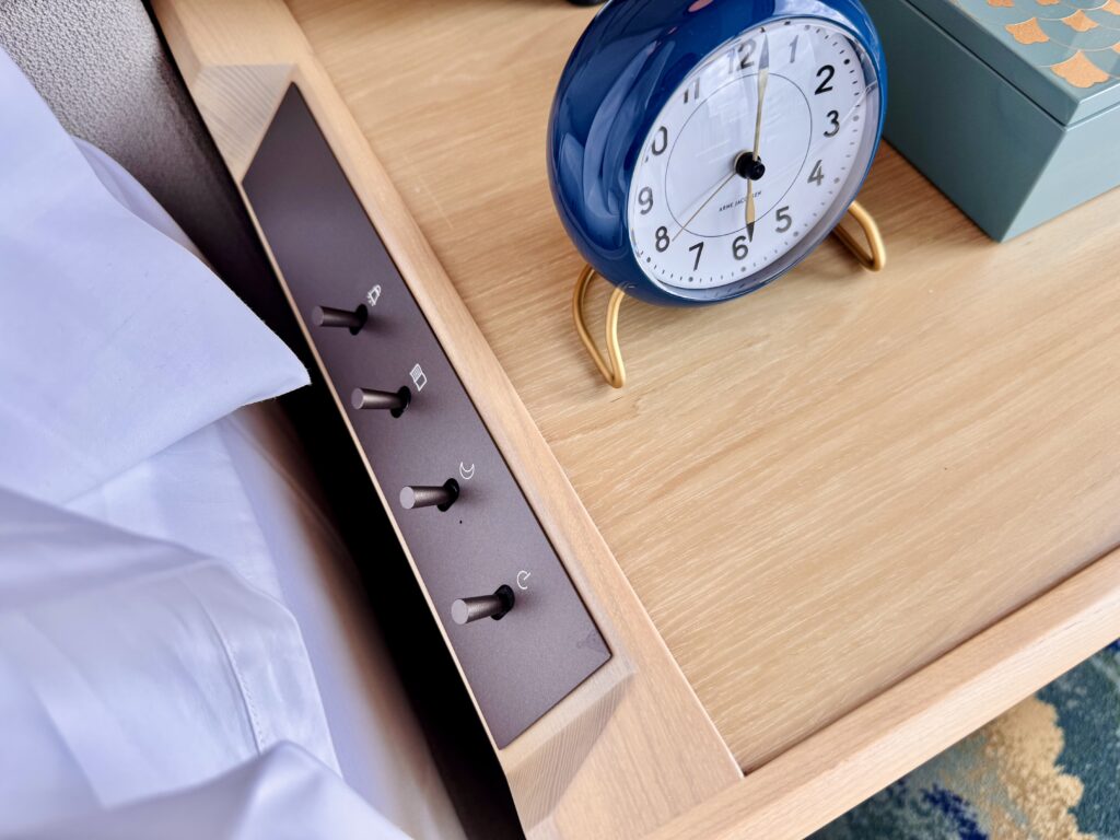 ウォルドーフアストリア大阪 客室 コーナースイート ベッドサイドのスイッチ