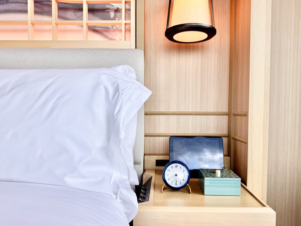 ウォルドーフアストリア大阪 客室 コーナースイート ベッドまわり