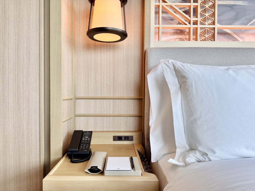 ウォルドーフアストリア大阪 客室 コーナースイート ベッドまわり